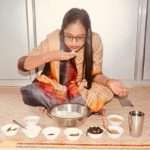 वंदे भारत  ट्रेन में छाता लिए दिखा लोको पायलट… जानिए इस वायरल फोटो की सच्चाई