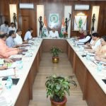 राष्ट्रगान बजते समय खड़े नहीं होने पर 14 लोगों को किया  गिरफ्तार, पुलिसकर्मी भी निलंबित