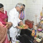 घोलेंग की महिलाएं तैयार कर रही महुआ के स्वादिष्ट लड्डू