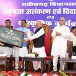 शाला प्रवेशोत्सव: अदाणी फाउंडेशन के प्रोजेक्ट उत्थान के तहत 600 से अधिक बच्चों को कॉपीयों का वितरण