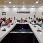 उन्मुखीकरण कार्यक्रम में दिया जा रहा समूह की महिलाओं को बैंक से लोन