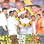 भरोसे का सम्मेलन : जांजगीर-चांपा: कक्षा 10वीं की श्रवण बाधित दिव्यांग छात्रा शैल कुमारी सिदार ने हाथों से बनाई मल्लिकार्जुन खड़गे की पेंटिंग