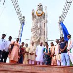 मुख्यमंत्री को आज श्रृंगी ऋषि स्वामी आत्मानन्द शासकीय इंग्लिश मीडियम स्कूल के छात्र ने भगवान श्री राम और सीएम भूपेश बघेल का स्केच भेंट किया