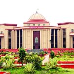 मृत अवस्था में मिला दंतैल हाथी, वन विभाग के अधिकारी मौके पर. कर रहे हैं जांच