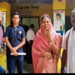 पहले चरण का मतदान जारी : कोंटा सीट से कांग्रेस उम्मीदवार एवं मंत्री कवासी लखमा ने डाला वोट
