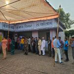 दीपावली त्यौहार में लोगो के घरो को दिये से जगमग करने वाले कुम्हारों का घर अंधेरे में डूबा