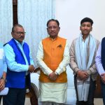 छत्तीसगढ़ की झांकी ‘बस्तर की आदिम जनसंसद : मुरिया दरबार‘ में शामिल लोक-कलाकारों ने पीएम मोदी से की मुलाकात