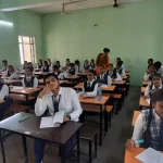 स्कूल में प्रधान पाठिका के सामने शिक्षक ने पी शराब, कहा- जाओ कलेक्टर को बता दो, कुछ नहीं होगा