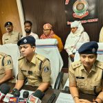 गरियाबंद के चिगरमाल मार्ग में पेड़ में आराम करता दिखा तेंदुआ, राहगीरों में दहशत