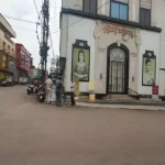 बाराती वाहन अनियंत्रित होकर पलटी, 10-12 लोग घायल, पुलिस जवानों ने पहुंचाया अस्पताल