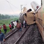 ट्रैक पर खड़ी थी कंचनजंगा एक्सप्रेस, पीछे से मालगाड़ी ने मारी टक्कर; इंजन पर चढ़े डिब्बे, 5 की मौत,30 घायल