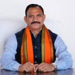 सीएम विष्णुदेव साय ने सिर पर पगड़ी बांधकर खेतों में बीज का छिड़काव कर खेती-किसानी का किया शुभारंभ