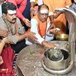 मुख्यमंत्री विष्णु देव साय ने कथावाचक पंडित प्रदीप मिश्रा से की मुलाकात