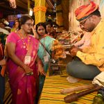 बीजापुर में महिला की बिगड़ी तबीयत तो ग्रामीणों ने खाट पर बिठाकर उफनती नदी पार कर पहुंचाया अस्‍पताल