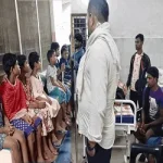 बीजापुर में महिला की बिगड़ी तबीयत तो ग्रामीणों ने खाट पर बिठाकर उफनती नदी पार कर पहुंचाया अस्‍पताल