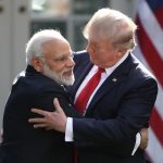अबूझमाड़ के बच्चों के मलखंभ का अद्भुत प्रदर्शन देख इतने गदगद हुए उपराष्ट्रपति कि मंच पर वापस चढ़कर बच्चे को उठा लिया गोद में