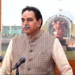 कलेक्टर दीपक अग्रवाल ने पीएमईजीपी योजना के तहत शीबा खान को सौपी मिनी बस की चाबी