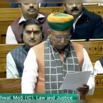 यात्री बस टाटा मैजिक को टक्कर मारते हुए घुसी घर में, हादसे में एक बच्ची समेत दो लोग घायल
