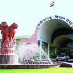 मनरेगा साइन बोर्ड की दीवार से टकराकर बाइक सवार की हुई मौत, एक युवक घायल