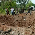 Saif Ali Khan Attacked: घर में घुसकर सैफ अली खान पर चाकू से हमला; ऑपरेशन के बाद खतरे से बाहर बॉलीवुड अभिनेता