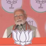 PM Modi ने मंच पर BJP प्रत्याशी के तीन बार छुए पैर, देश में बना चर्चा का विषय