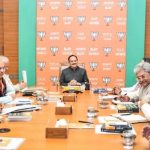 त्रिस्तरीय पंचायत चुनाव : ग्रामीणों ने सरपंच प्रत्याशी के पति को 2 पति अवैध शराब के साथ पकड़ा, 2 के खिलाफ मामला दर्ज