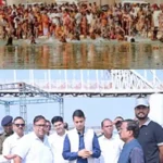 महाकुंभ पहुंची राष्ट्रपति द्रौपदी मुर्मू, संगम में लगाई आस्था की डुबकी,प्रवासी पक्षियों को खिलाया दाना