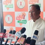 बिलासपुर में मतदान केंद्र के बाहर बीजेपी समर्थकों का हंगामा, धमतरी में युवती से बदसलूकी के बाद हुआ विवाद