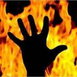 आग में झुलसी पत्नी के साथ फैशन डिजाइनर ने पैरिस में किया रैंप वॉक, अधजली बॉडी थीम को देख भर आई दर्शकों की आंखें
