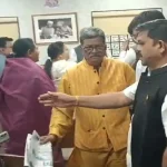 एयरपोर्ट पर स्पॉट हुईं रवीना टंडन ने फैन को उतारकर दे दिए अपने सोने के झुमके, देखती रह गईं बेटी राशा