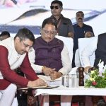 सुशासन तिहार 2025 : साय सरकार की संवेदनशील पहल, महज 24 घंटे के भीतर मनोहर सिंह पटेल को हाथ में मिला आयुष्मान कार्ड