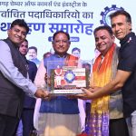 छतरपुर : पत्नी का इलाज कराने जिला अस्पताल पहुंचे बुजुर्ग को डॉक्टर ने घसीटकर बाहर फेंका,वीडियो वायरल