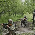 वृंदावन के बांकेबिहारी मंदिर में हादसा: रस्सी टूटने से गिरा फूल बंगला,बाल-बाल बचे श्रद्धालु,मचा हड़कंप