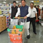राज्यपाल रमेन डेका ने लखपति दीदियों के हुनर को सराहा,लखपति दीदियों के स्टॉल का किया अवलोकन, आजीविका से जुड़े कार्यों की सराहना