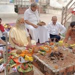 संसद भवन में गांधी जयंती पर पीएम मोदी ने उन्हें पुष्पांजलि अर्पित की