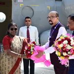 राष्ट्रपति मुर्मु के छत्तीसगढ़ आगमन पर राज्यपाल ने भेंट की भित्ती चित्रकारी की पेंटिंग