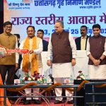 मुख्यमंत्री विष्णुदेव साय ने केंद्रीय रेल मंत्री अश्विनी वैष्णव से की मुलाकात