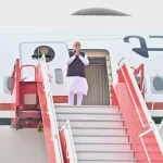 पीएम मोदी पहुंचे रायपुर, एक झलक पाने के लिए रास्ते में फूल लिए खड़ी रही जनता