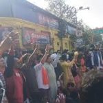 सामूहिक गिरफ़्तारी देने पहुंचे बजरंग दल के नेता ,तेलीबांधा थाना के सामने किया चक्काजाम,जानें क्या है मामला