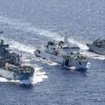 अंतरराष्ट्रीय फ्लीट रिव्यू (IFR) 2026 – भारत की नौसैनिक शक्ति का अद्भुत प्रदर्शन,राष्ट्रपति द्रौपदी मुर्मू ने अंतर्राष्ट्रीय बेड़े की सलामी ली   विशाखापत्तनम। विशाखापत्तनम (सिटी ऑफ डेस्टिनी) के समुद्री तट पर आयोजित इंटरनेशनल फ्लीट रिव्यू (IFR) में भारत ने अपनी बढ़ती नौसैनिक ताकत और समुद्री कूटनीति का शानदार प्रदर्शन किया। राष्ट्रपति द्रौपदी मुर्मू ने बंगाल की खाड़ी में स्वदेशी युद्धपोत आईएनएस सुमेधा पर सवार होकर समुद्र में खड़े अंतरराष्ट्रीय बेड़े का निरीक्षण किया। इस अवसर पर भारतीय नौसेना के साथ मित्र देशों के कुल 71 जहाज और पनडुब्बियां शामिल रहीं।  आकाश में 50 से अधिक लड़ाकू विमान और हेलिकॉप्टरों ने फ्लाई-पास्ट कर राष्ट्रपति को सलामी दी, जिनमें प्रमुख थे:  मिग-29के – कैरियर बेस्ड फाइटर  एलसीए तेजस – हल्का लड़ाकू विमान  पी-8आई पोसिडॉन – समुद्री टोही विमान  सी-किंग हेलिकॉप्टर – नौसैनिक हेलिकॉप्टर  साथ ही, भारतीय नौसेना के विशेष बल मार्कोस (MARCOS) ने समुद्र के बीच विशेष युद्ध कौशल का प्रदर्शन किया।  समुद्री सुरक्षा और सतर्कता  राष्ट्रपति मुर्मू ने कहा कि भारतीय नौसेना देश के समुद्री हितों की सुरक्षा के लिए सतर्क है और वैश्विक समुद्री व्यापार में स्थिरता बनाए रखने में अहम भूमिका निभा रही है। उन्होंने यह भी कहा कि नौसेना दुनिया की अन्य नौसेनाओं के साथ विश्वास और सहयोग बढ़ाने में महत्वपूर्ण भूमिका निभाती है।  समुद्री कूटनीति का महत्वपूर्ण मंच  यह आयोजन केवल सैन्य शक्ति का प्रदर्शन नहीं, बल्कि भारत की समुद्री कूटनीति का एक बड़ा मंच भी है। प्रधानमंत्री नरेंद्र मोदी के ‘महासागर विजन’ के तहत भारत हिंद महासागर क्षेत्र में एक सुरक्षा प्रदाता की भूमिका मजबूत कर रहा है।  इस दौरान मिलन-2026 जैसे बहुराष्ट्रीय नौसैनिक अभ्यास और हिंद महासागर नौसेना संगोष्ठी भी आयोजित हो रहे हैं।  65 देशों की नौसेनाओं की भागीदारी  करीब 75 देशों और 65 नौसेनाओं की मौजूदगी भारत के वैश्विक प्रभाव को दर्शाती है। भारतीय नौसेना अब केवल एक सैन्य बल नहीं, बल्कि अंतरराष्ट्रीय समुद्री व्यवस्था को आकार देने वाली प्रभावशाली कूटनीतिक शक्ति बन चुकी है।  फ्लीट रिव्यू की परंपरा  भारत में फ्लीट रिव्यू की शुरुआत 1953 में हुई थी, जब प्रथम राष्ट्रपति राजेंद्र प्रसाद ने 33 भारतीय जहाजों का निरीक्षण किया था। 2016 में भी विशाखापत्तनम में यह आयोजन हुआ था।  इस बार का IFR विशेष इसलिए है क्योंकि यह दुनिया के सबसे बड़े नौसैनिक आयोजनों में से एक मिलन-2026 के साथ आयोजित हो रहा है, जो भारत की समुद्री रणनीतिक क्षमता और वैश्विक साझेदारी को नई ऊँचाई देता है।