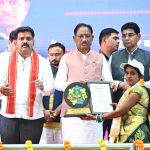 यूपीएससी सिविल सेवा परीक्षा में 35वीं रैंक प्राप्त करने वाली वैभवी अग्रवाल को मुख्यमंत्री ने दी बधाई