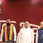 Breaking : 4 करोड़ के कर्ज में डूबे व्यापारी ने पत्नी और बच्चों के साथ खाया जहर, 3 पन्नों का सुसाइड नोट मिला