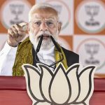 गुम फाइल से परेशान युवक का अनोखा विरोध, दफ्तर में बादाम बिखेरकर जताया आक्रोश