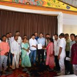 बीमार पत्नी को बाइक पर लादकर भटकता रहा पति, सिस्टम की लाचारी की मार्मिक तस्वीर