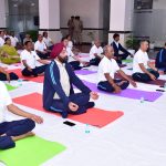अंतर्राष्ट्रीय योग दिवस पर पावर कंपनी में सामूहिक योगाभ्यास, शीर्षासन और सेतुबंधासन ने बटोरीं सुर्खियां