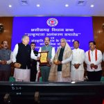 रेलवे ट्रैक किनारे लहूलुहान मिली युवती की हुई पहचान, परिजनों ने जताई गंभीर अपराध की आशंका,घायल अवस्था में जनदर्शन पहुंचे परिजन